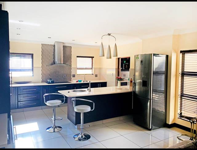 BEDROOM HOUSE FOR SALE IN MIDSTREAM ESTATE